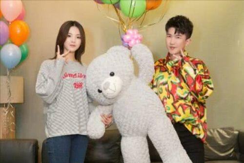 娱乐圈吃瓜熊,揭秘明星背后的故事与真相 第2张 娱乐圈吃瓜熊,揭秘明星背后的故事与真相 第2张